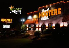 Сеть ресторанов Hooters стала партнером DraftKings