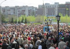 Жители Омска заблокировали одну из улиц в ходе проведения лотереи